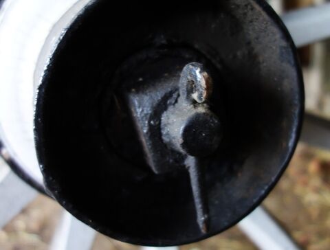 Befestigungsstift des Rades auf der Achse