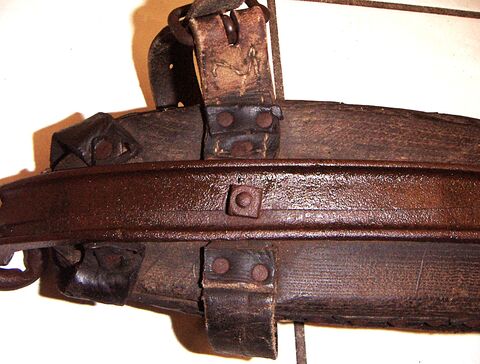 Stirnjoch aus Etzelwang von vorn, Anbringung der Hornriemen und zusätzliche Polsterbefestigung