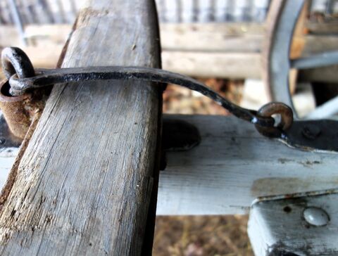 Wagscheit-Befestigung mit eisernem Bügel als Verschluß