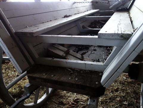 hinteres Ende des Aufbaus, hier mit Sitzbänken