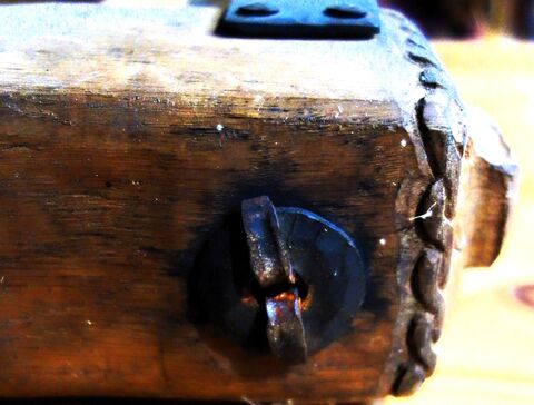 umgebogene Enden der Öse für den Zughaken